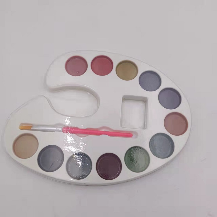 Ang mga semi moist watercolors ay natuyo sa palette